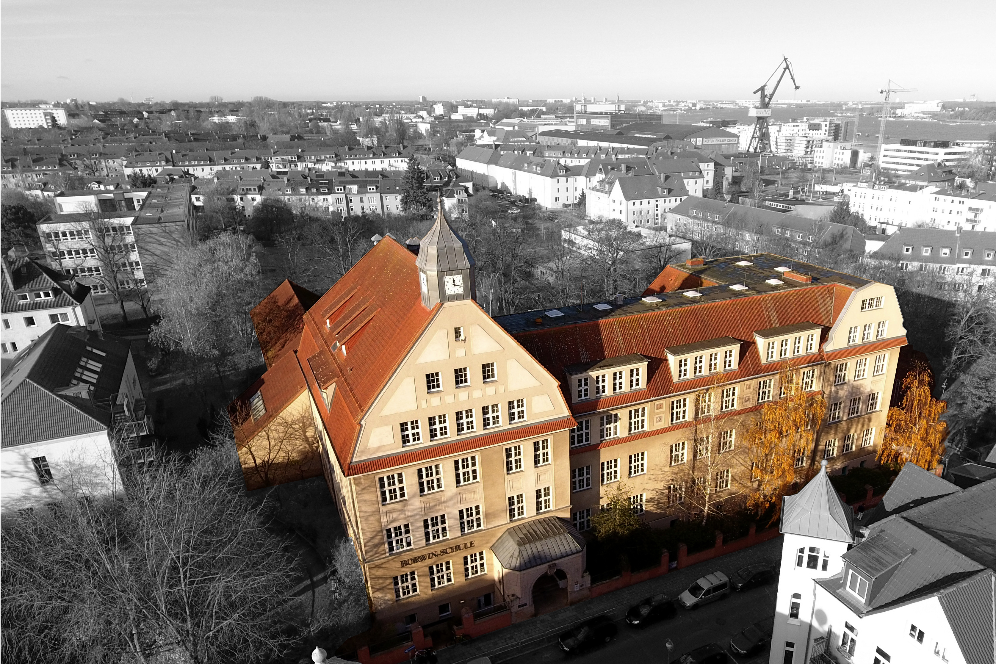 Drohnenfoto sw mit farbiger Schule